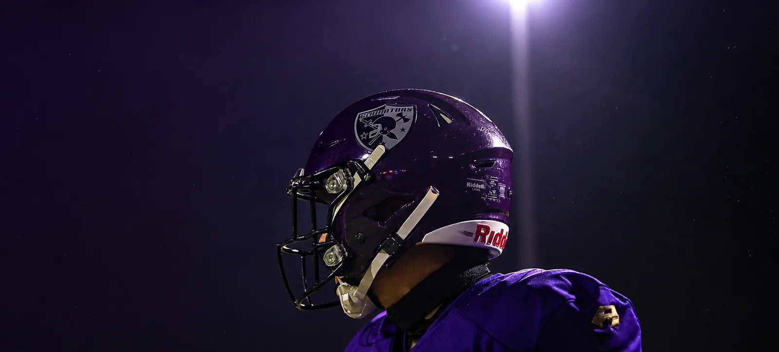 Spieler der Gladiators Basel mit violettem Helm im Flutlicht