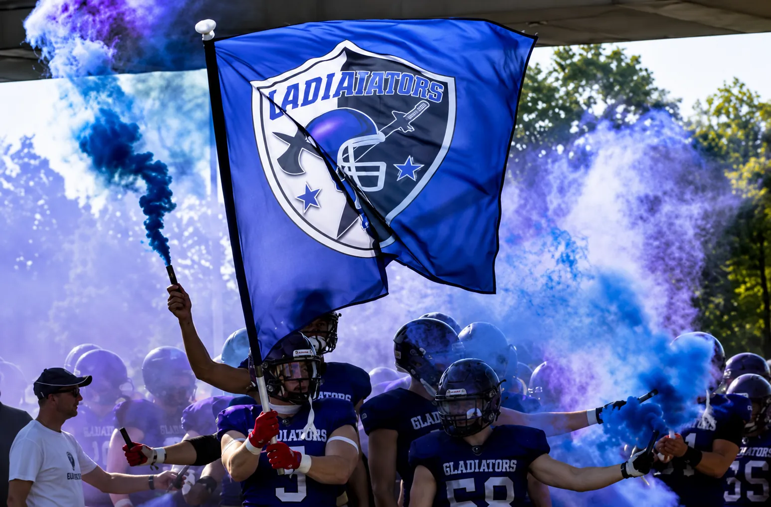 Gladiators Spieler laufen mit Fahne und violettem Rauch ein