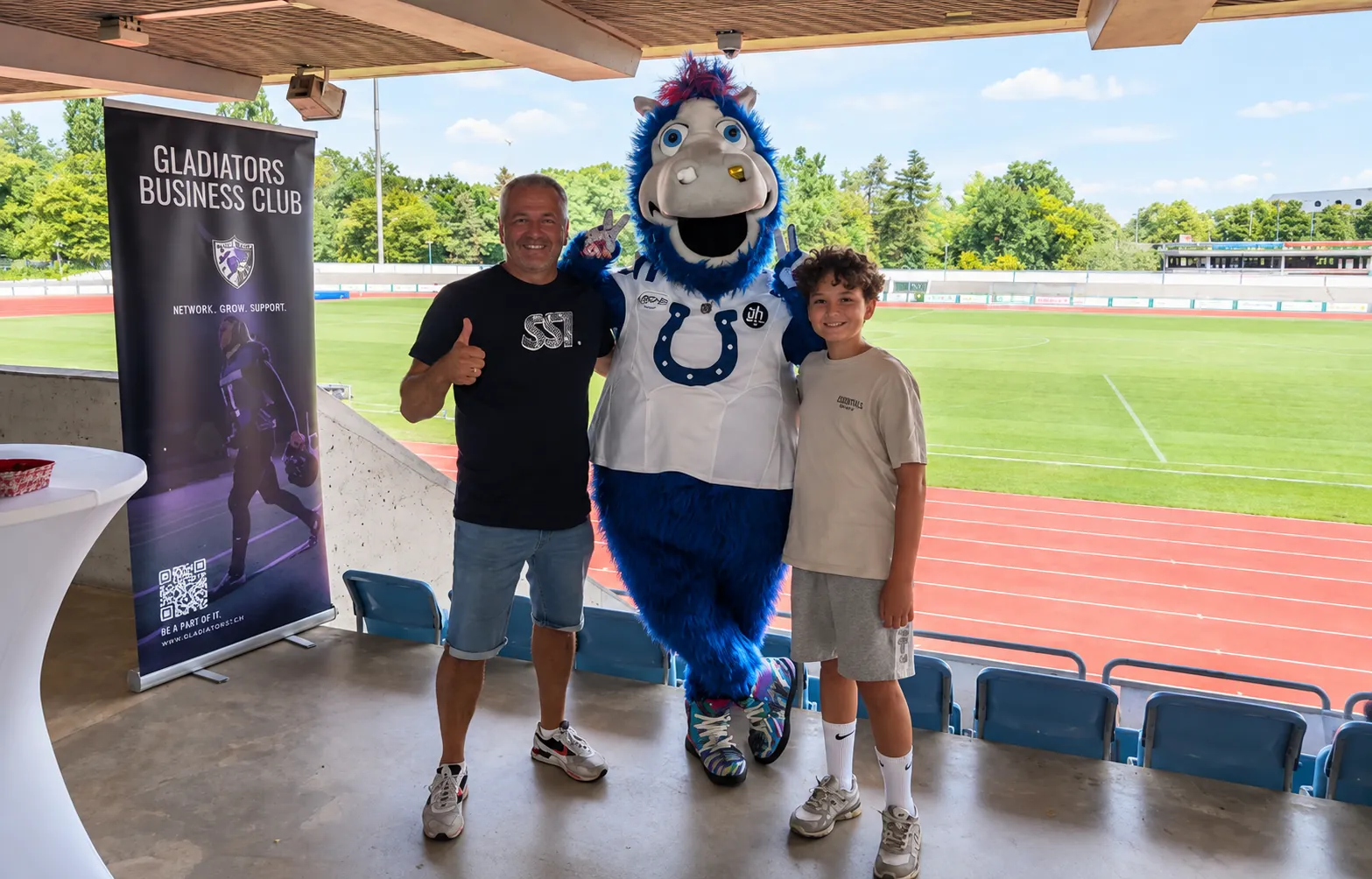 Supporter und junger Fan mit dem Maskottchen im Rankhof