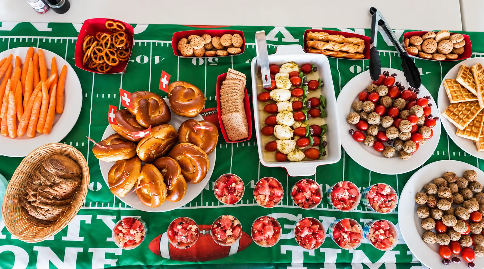 Game Day Buffet auf einem Football Tisch