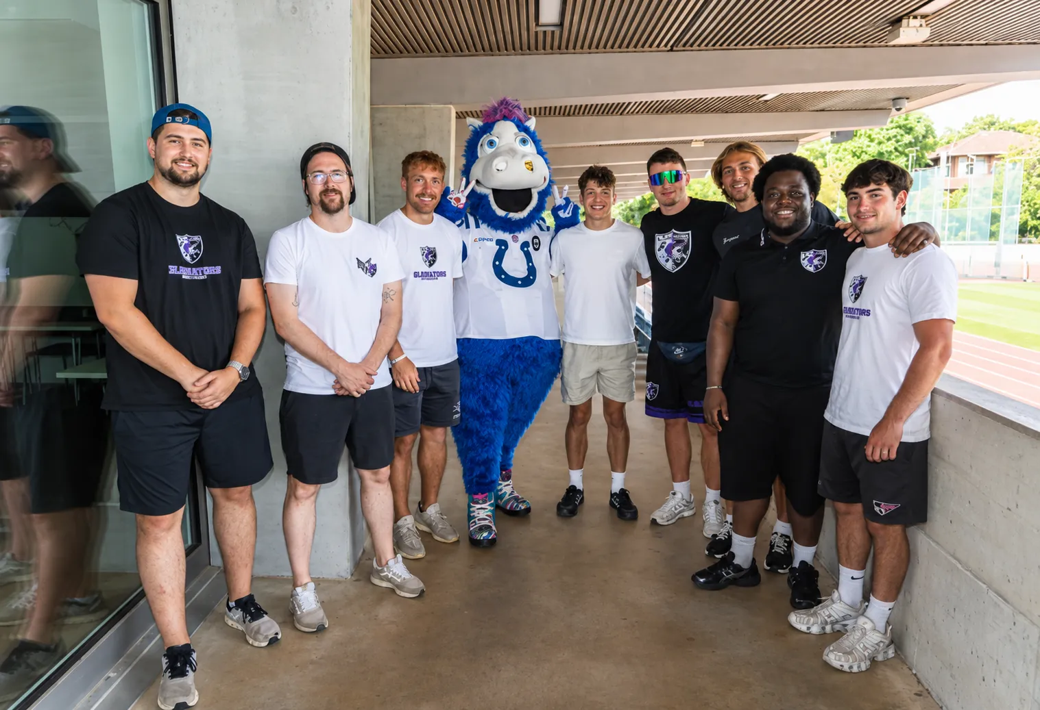 Spieler der Gladiators Basel mit dem Maskottchen im Rankhof