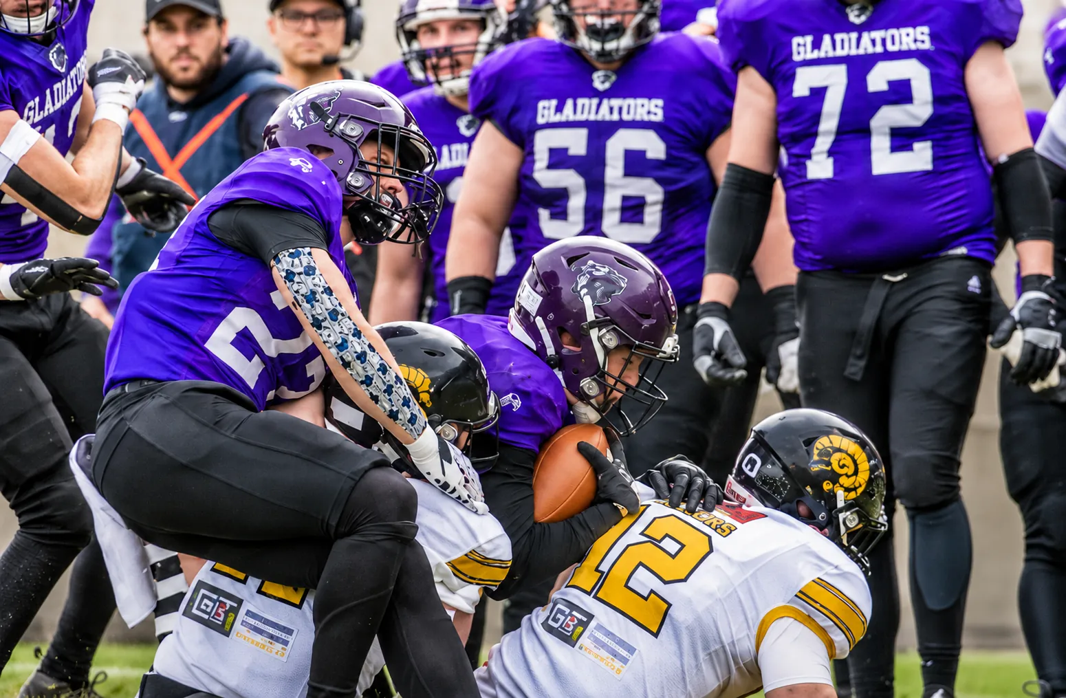 Gladiators Basel Spieler beim Tackle im Spiel