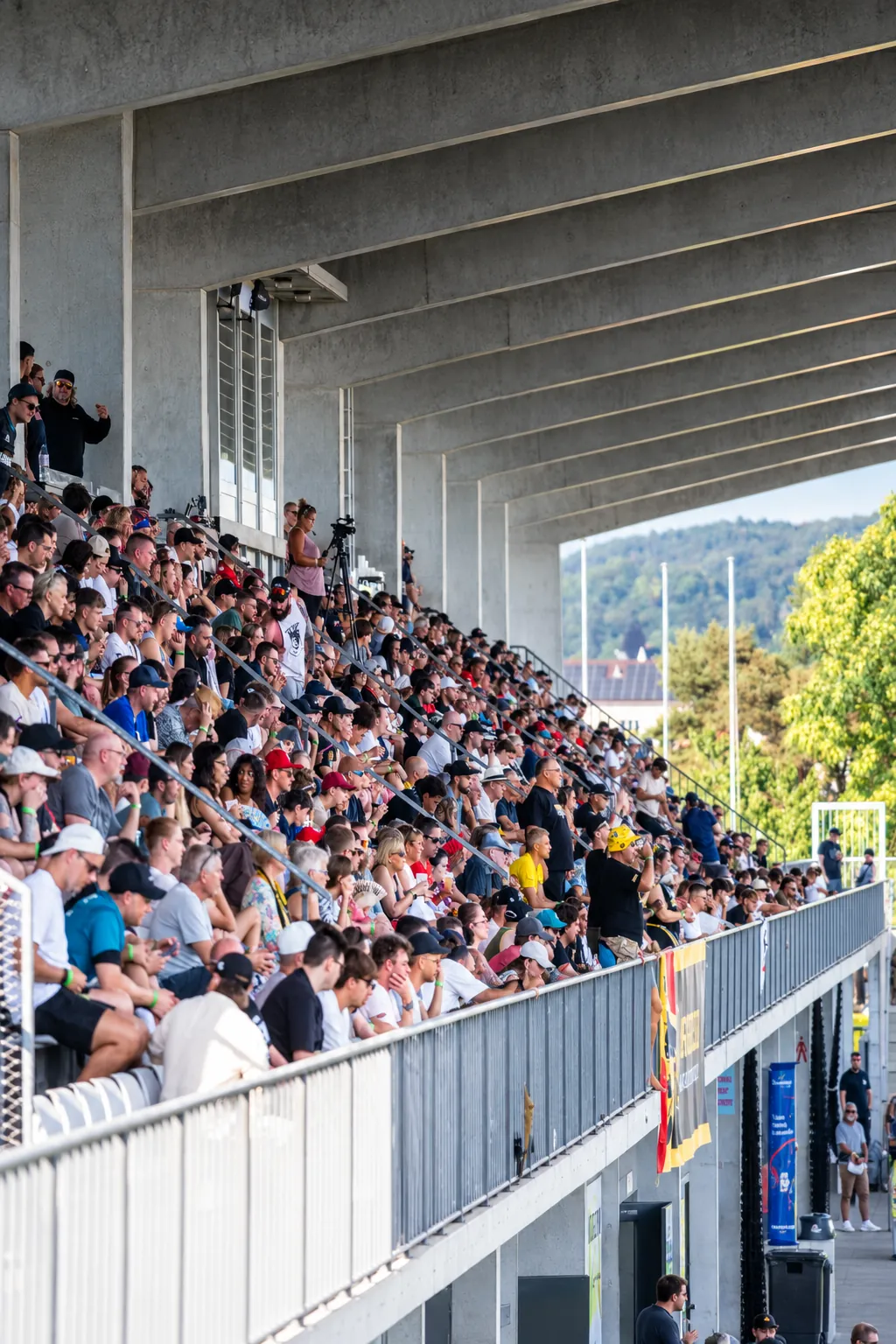 Volle Rankhof Tribüne mit Fans der Gladiators Basel